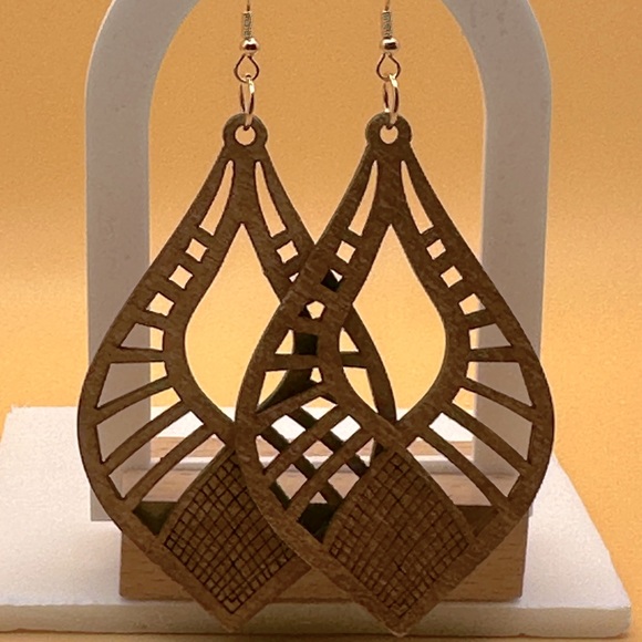Beautiful carved wooden earrings - Picture 1 of 3
